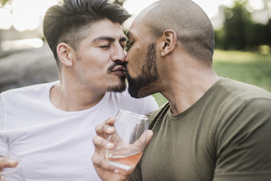 晒结婚证的创意句子文案 朋友圈晒结婚证的句子文案