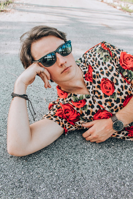 形容男生很帅的句子文案 形容男生长得帅的句子文案