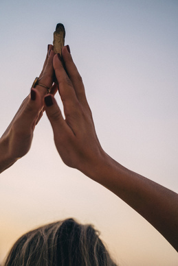 一个人思念远方情人的诗 表达“对远方情人的思念”的诗句文案有哪些?