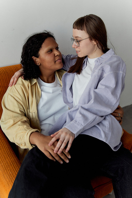 女朋友不开心怎么哄她开心的句子文案 女朋友不开心怎么哄她开心的句子文案？