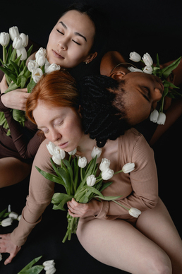 发女朋友照片幽默说说文案 发自己女朋友，相片。应该怎么写说说文案