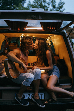 只动嘴不行动的男人的句子文案 形容那些光靠嘴说不做出实际行动的人的句子文案