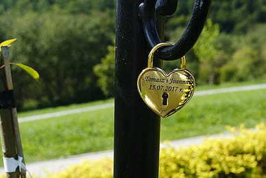 夜晚独自开车朋友圈文字 夜晚开车发朋友圈的句子文案