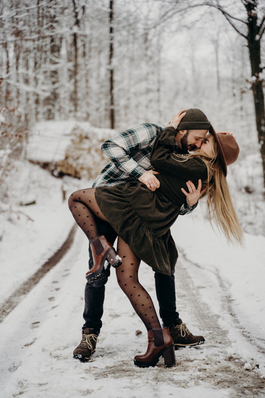 感情的句子文案10个字 描写朋友之间感情的10个字的句子文案有哪些?