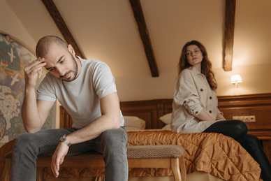 表达在爱情里面卑微的短句 张爱玲说爱一个人会卑微到尘土里的句子文案