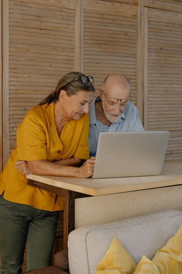 女人致自己的唯美短句英文 一些唯美的英文句子文案，带翻译