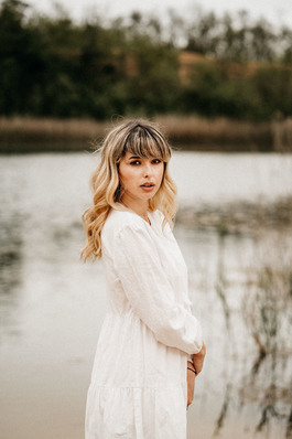 女人挣钱顾不了家说说 关于选择了工作就顾不了家的句子文案有哪些?