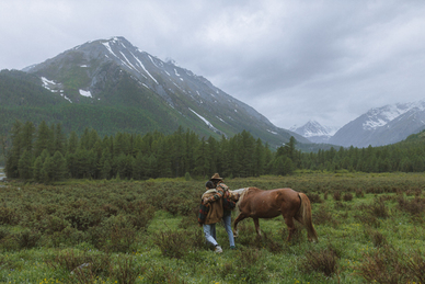 男孩光溜溜玩水的句子文案 形容小孩玩水的情景的一段话有哪些？