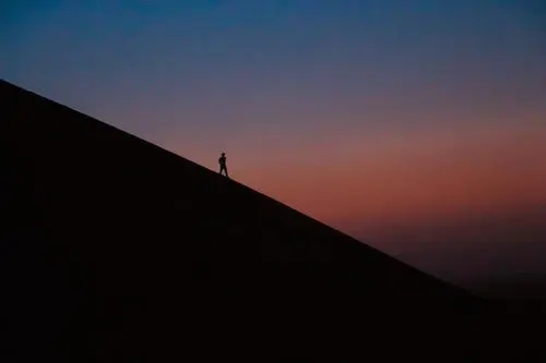 关于独行的文案