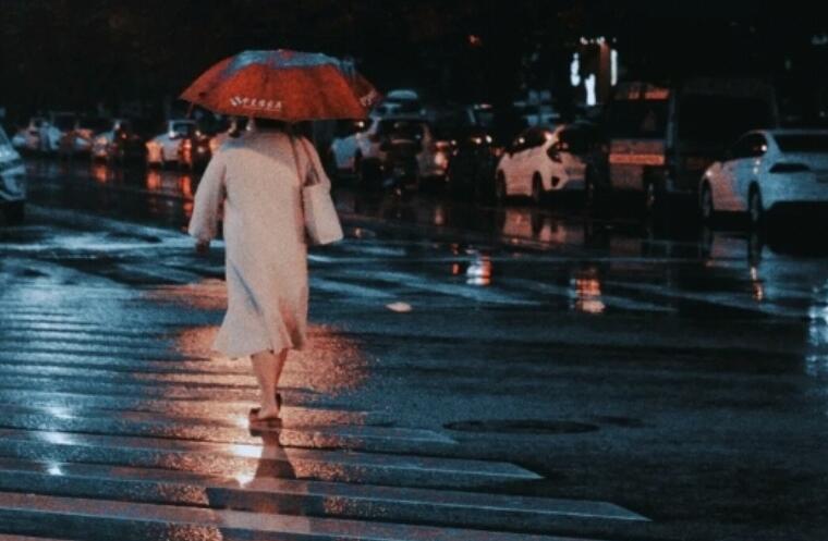 适合下雨天发的说说文案