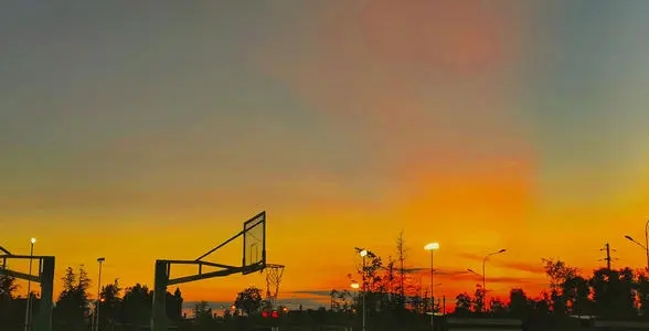 晚霞篮球场文案