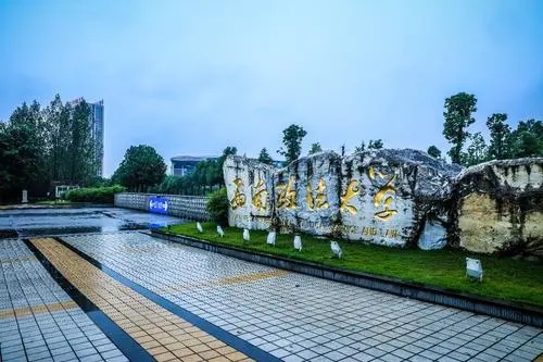 描写校园景色的文案