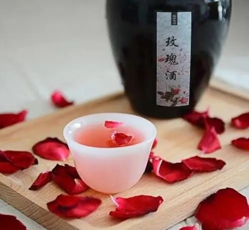 关于玫瑰花酒的唯美文案