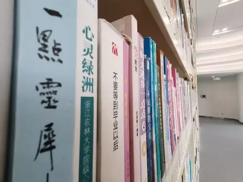 打卡图书馆文案