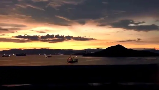 夜晚河边吹风的文案