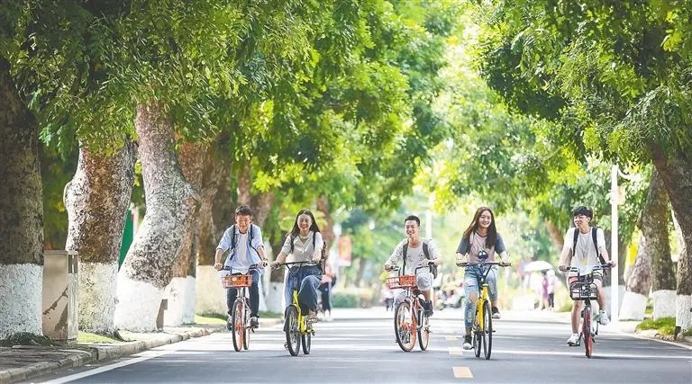大学生的简短文案