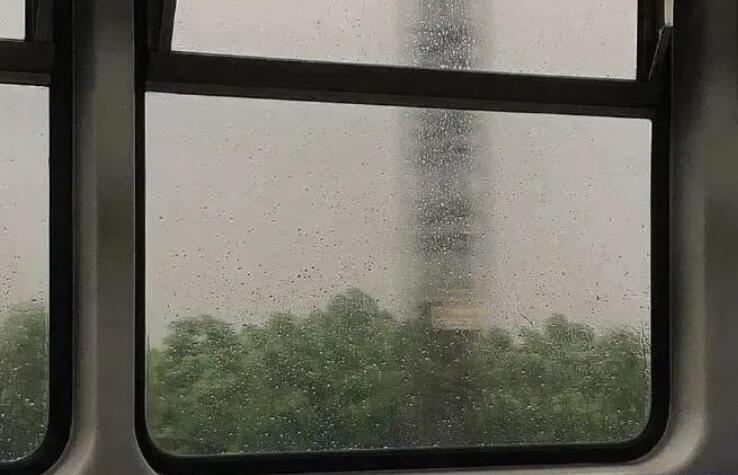 关于下雨天的朋友圈文案