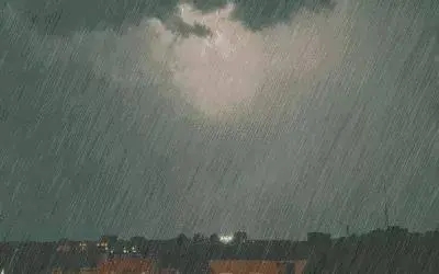 闪电和雨很大的文案