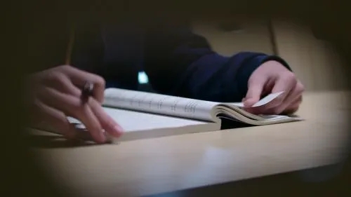 在图书馆看书的文案