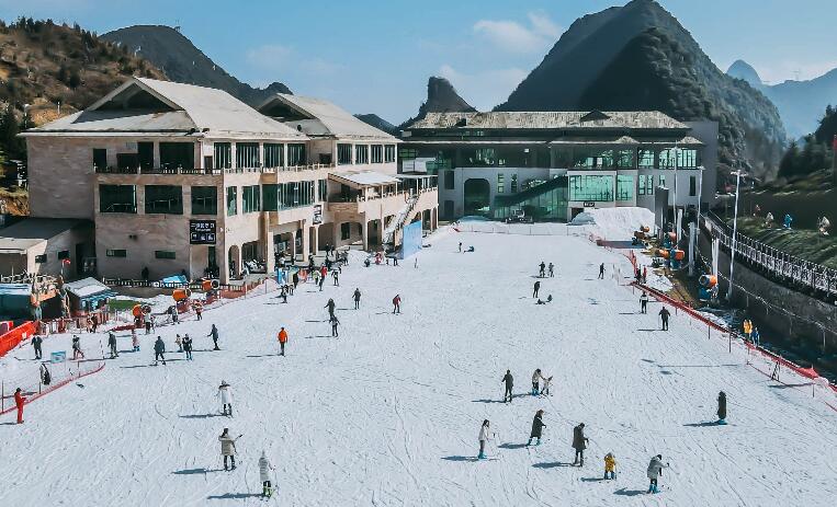 滑雪活动主题文案