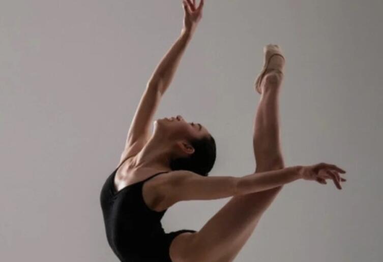 舞蹈生坚持的文案