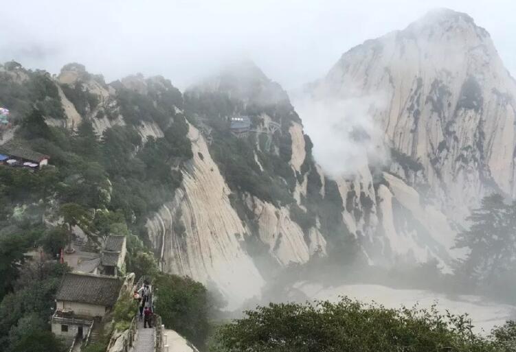 爬华山发朋友圈文案