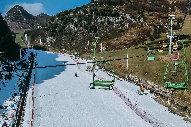 滑雪活动主题文案