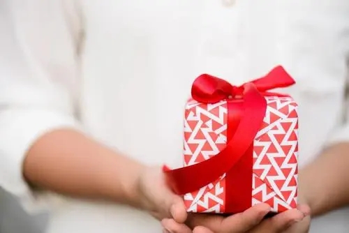 年底收到礼物朋友圈文案