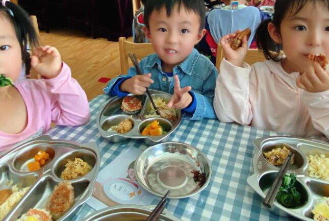 幼儿园美食朋友圈文案