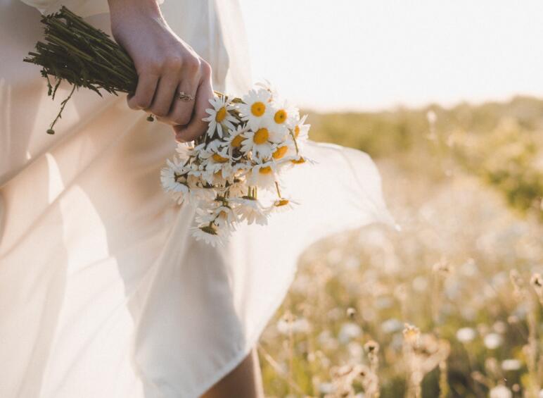 朋友圈发的文案关于爱情