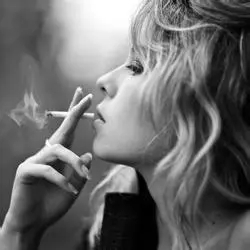 手拿香烟的文案