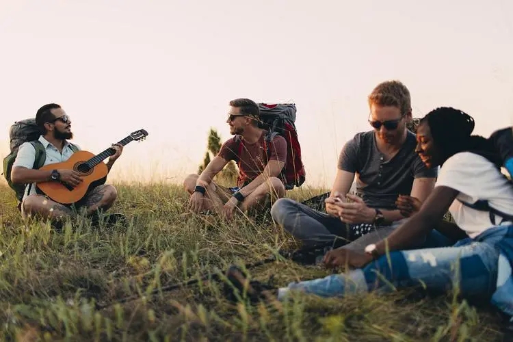 和朋友一起出去玩的文案沙雕