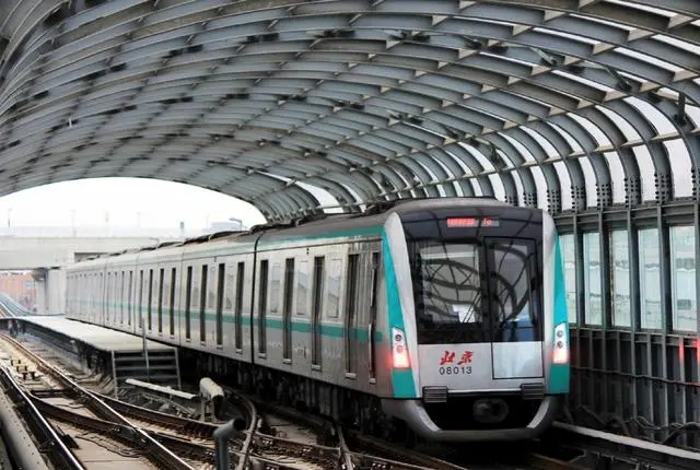 坐地铁的温暖文案