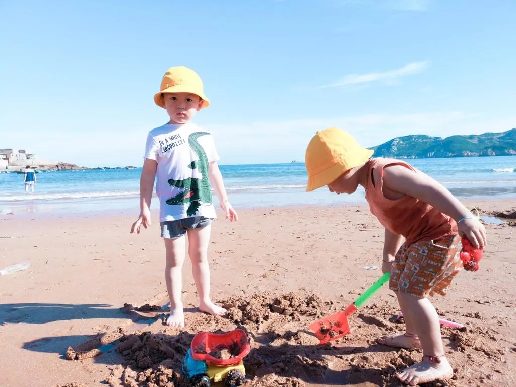 小朋友一起玩耍的文案