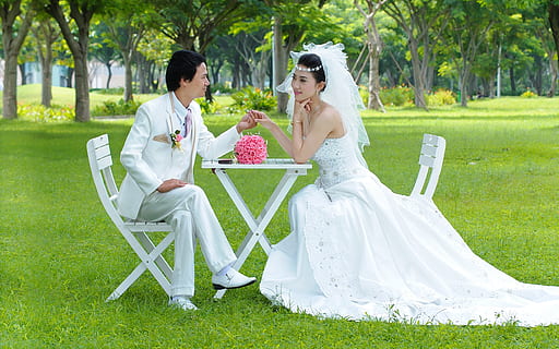 鱼尾礼服配什么发型 鱼尾裙新婚礼服搭配什么发型最好看