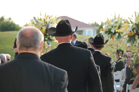 伴娘和伴郎主要在婚礼上做什么 伴郎伴娘在婚礼上应该做什么