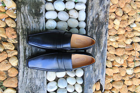 灰色伴娘礼服搭什么鞋子 浅灰长款的伴娘服配什么颜色的鞋好呢？