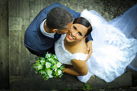 结婚敬酒礼服穿什么颜色 新娘结婚敬酒服穿什么颜色比较好