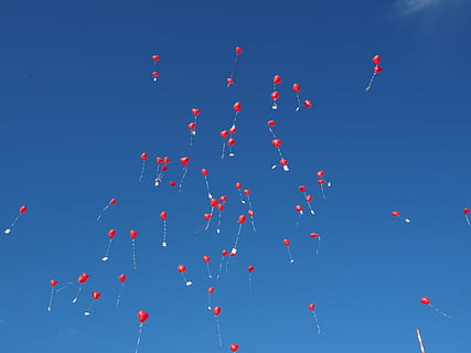 结婚那天新娘背什么包 结婚时配什么颜色的新娘包？