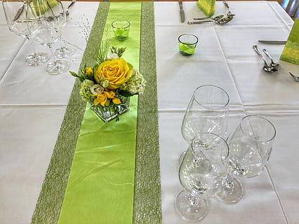 带新郎敬酒的人穿什么 结婚敬酒穿什么衣服呢