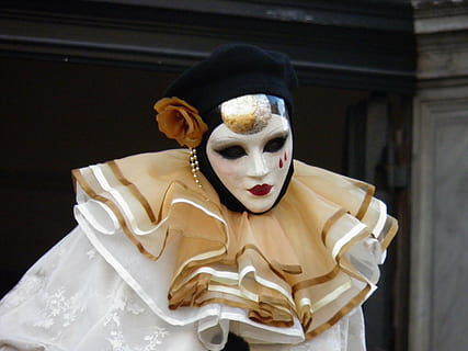 一般结婚请婚庆多少钱一天 请一个一般的婚庆大概要多少钱呢？