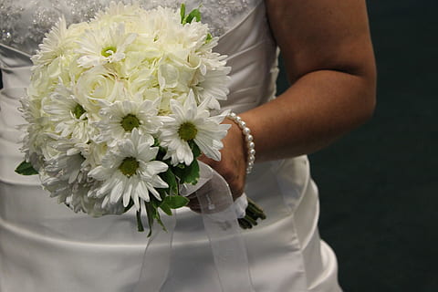 结婚要多少伴郎 婚礼一般都要几个伴娘和伴郎呢？