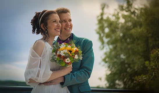 参加朋友订婚穿什么 朋友订婚穿什么衣服去参加比较好