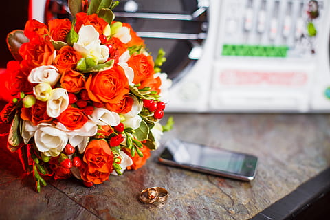 结婚的时候紫色礼服外面配什么