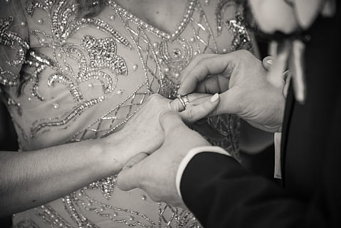 结婚新郎穿什么颜色的鞋 结婚当天新娘应该穿什么颜色的鞋啊?