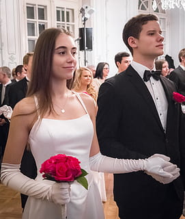 结婚证的照片穿什么衣服好看 照登记结婚证上的照片穿什么衣服合适？