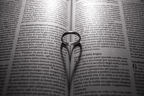 新郎戴什么颜色领结 结婚时新郎如果打领结,应选什么颜色呢?