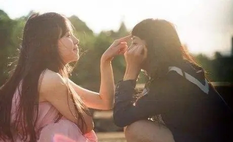 下雨跟闺蜜玩的说说文案