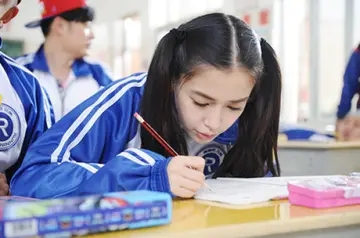 描写一个人认真写作业的好段