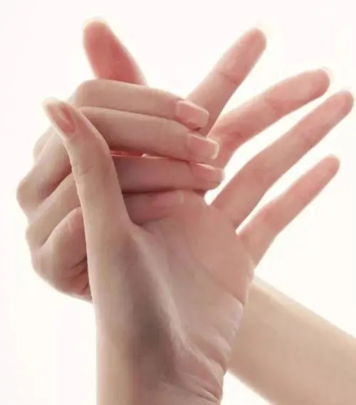 形容女人手漂亮的句子文案